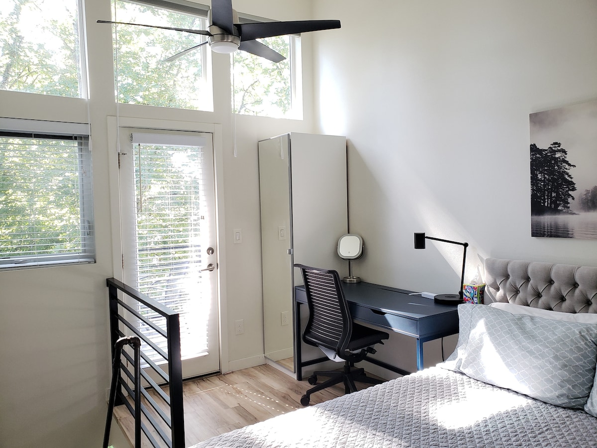 El dormitorio del segundo piso cuenta con una cama tamaño queen, armario, escritorio y acceso a la terraza. Te sentirás en casa.