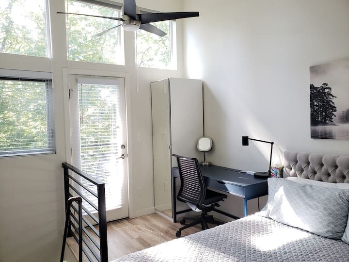 ห้องนอนชั้นสองมีเตียงควีนไซส์ ตู้เสื้อผ้า โต๊ะทำงาน และทางเข้าดาดฟ้า คุณจะรู้สึกเหมือนอยู่บ้าน