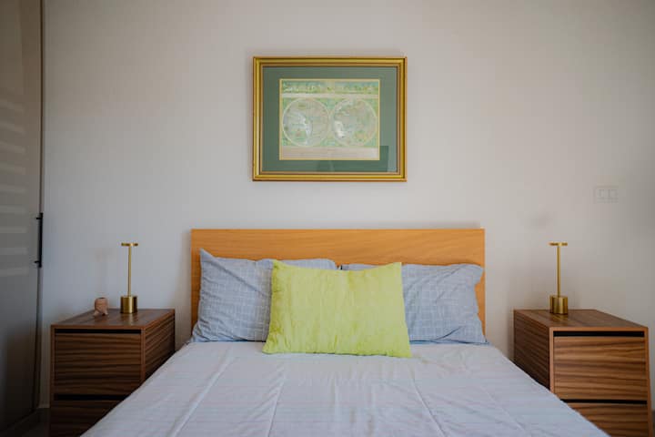 cama matrimonial, 2 buros y closet.