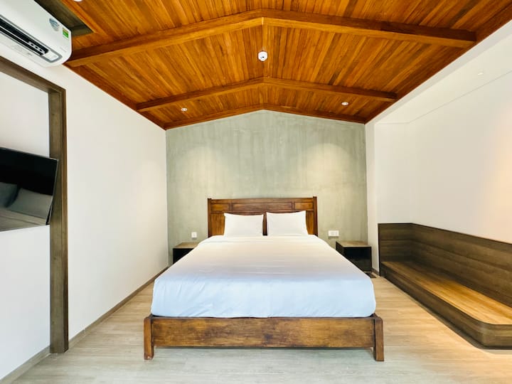 Მთავარი საძინებელი დიდი სივრცით, სამუშაო მაგიდით, ფართო ბარგის სათავსოთი, დამატებითი დივნითა და აბაზანით, ხედი აივანზე, გამაგრილებელი ოთახის წინ