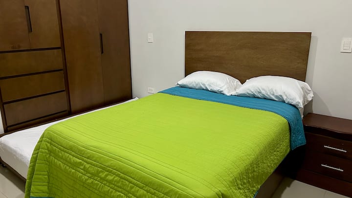 חדר 2: מצויד במיטה זוגית ומזרן יחיד נוסף, טלוויזיה חכמה, מיזוג אוויר, ארון מרווח. אידיאלי לנוח בנוחות מוחלטת.