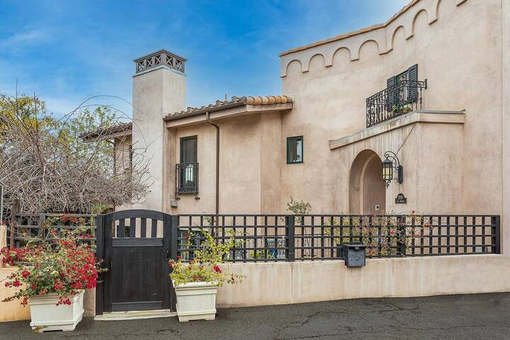 Hollywood Hills Gem gallery image 2