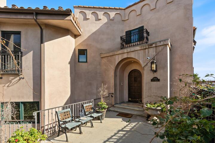 Hollywood Hills Gem gallery image 3