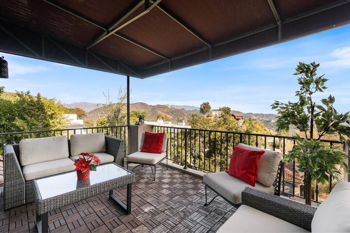 Hollywood Hills Gem gallery image 4