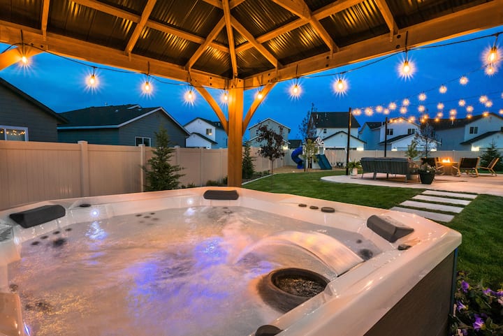 Luxury Retreat Sleeps 17 Spa And Games - Meridian, ID