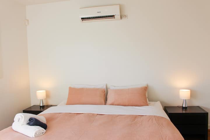 Dormitorio en la planta baja (sin escaleras) con cama tamaño king. También hay un baño en la planta baja.