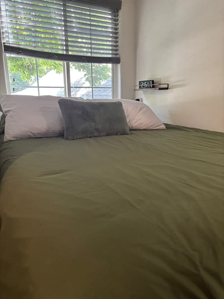 เตียงควีนไซส์สบายพร้อมหมอนมากมาย ผ้าปูที่นอนใหม่และผ้านวม