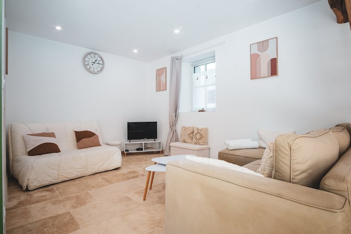 Sofá cama BZ para 2 personas
Televisión Canales TNT + Cables 