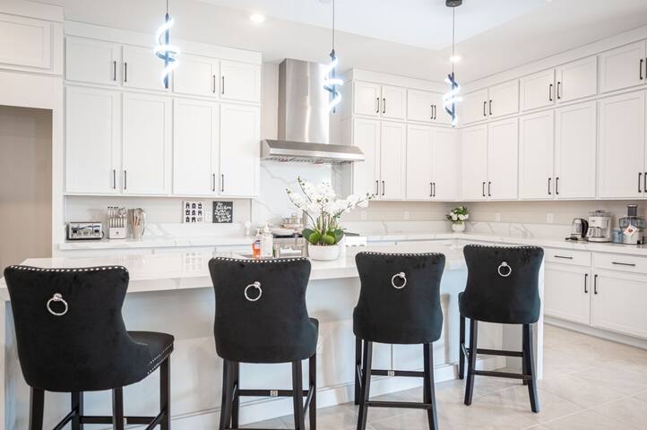 #163 Luxurious Mansion 5Min to Strip or Raider Sta gallery image 3