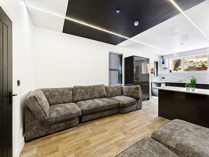 Large Home For Group Stays In Swansea - Gales