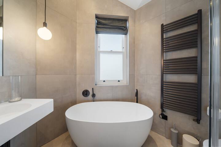 Luxury 2BR/3BA Townhouse Primrose Hill w/t AC gallery image 3