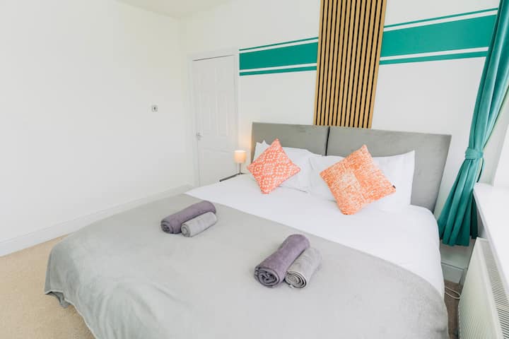 Krevat me madhësi super king, abazhur pranë krevatit dhe tavolinë.
Përfshihen shtroja krevati të freskëta, peshqirë banje dhe peshqirë duarsh. Dhe tharëse flokësh. 