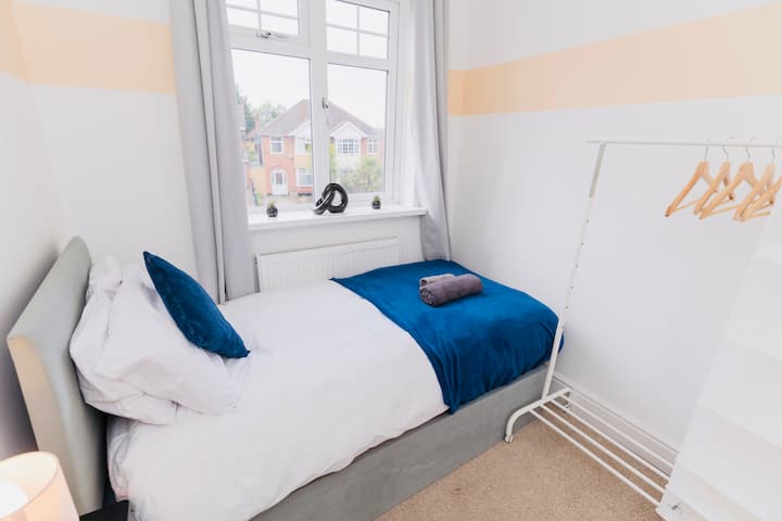 Një krevat tek, abazhur dhe tavolinë pranë krevatit.
Përfshihen shtroja krevati të freskëta, peshqirë banje dhe peshqirë duarsh. 