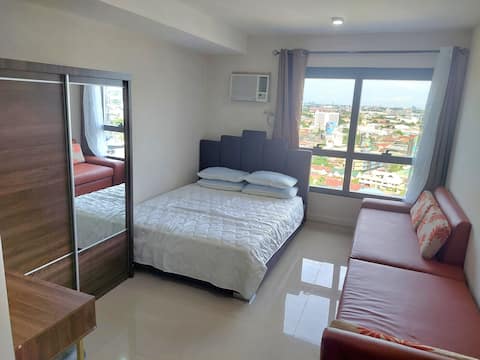 Condo Beside SM JMall (w/ pool, Netflix, kitchen)
