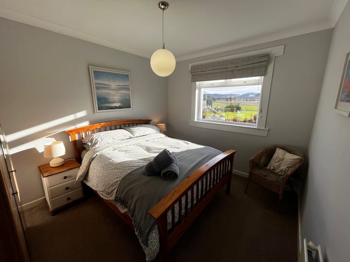 Master Bedroom, Large Mirrored Wardrobe, Kingsize Hypnos bed and views to the garden and fields beyond