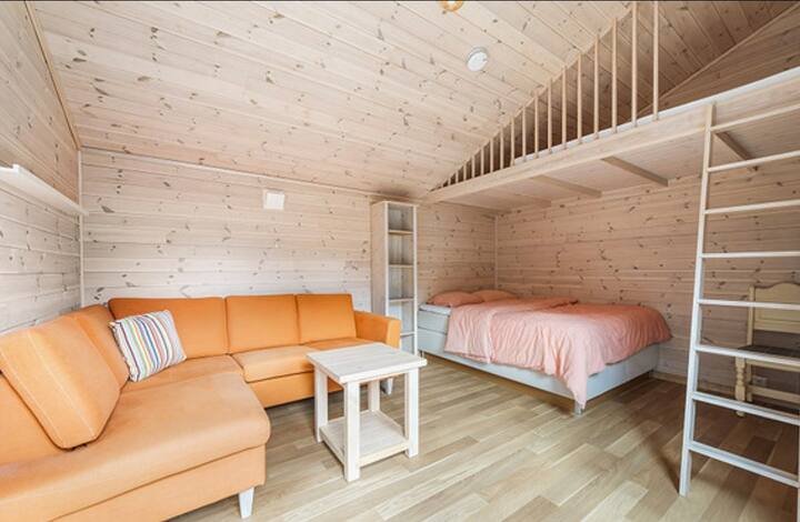 Пристройка с разтегателен диван и двойно легло 
Също така лофт с матрак, така че ако желаете, някой може да спи и в лофта. 
