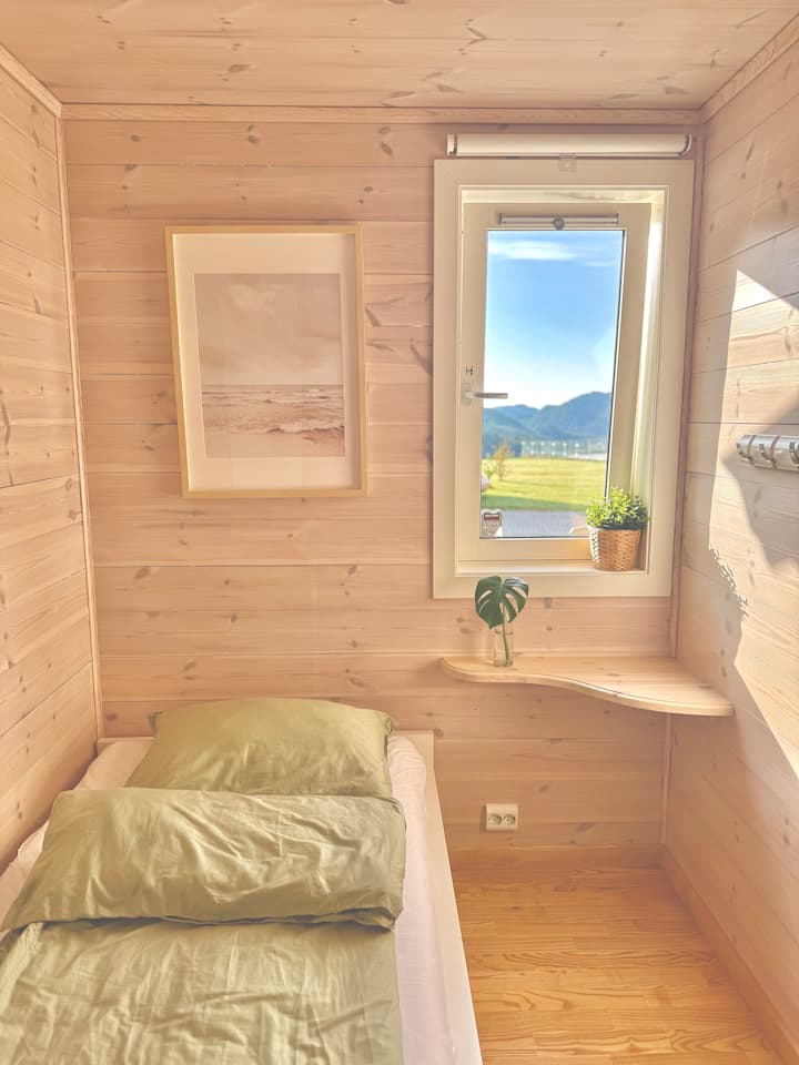 Спалня на 1-ви етаж, чекмедже под леглото и малък гардероб с добро място за съхранение за гостите 