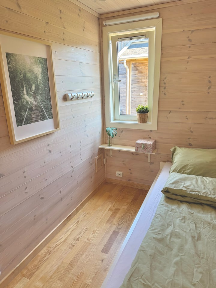 Спалня 2 на 1-ви етаж, има чекмедже под леглото и има малък гардероб с добро място за съхранение за гостите