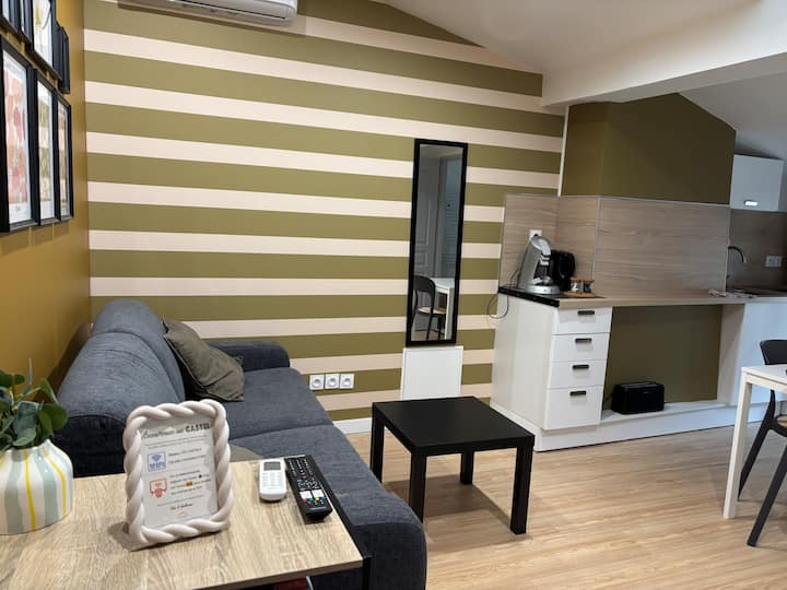 Разтегателен диван във всекидневната на по-малкия от двата апартамента 