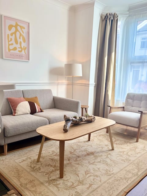 Popular Airbnb listing: Garden | Near Beach | Parking-Driftwood House in City Of Portsmouth