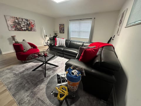 Top Airbnb: Eola Oasis • Private Hot Tub & Yard in Lake Eola Heights