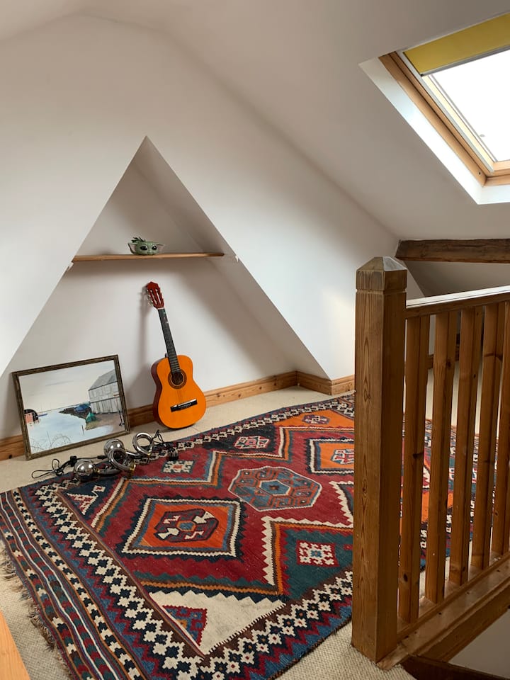 חדר שינה שלישי, חדר לופט עם מיטה זוגית ויחיד. 