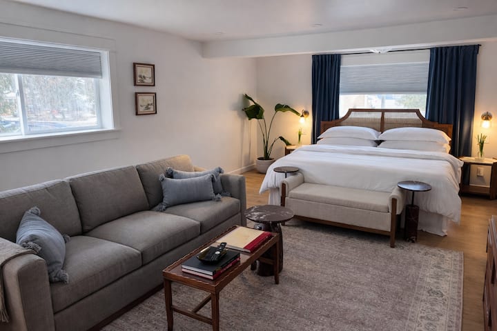 The Guest House • Private Home | King Bed - Timmins