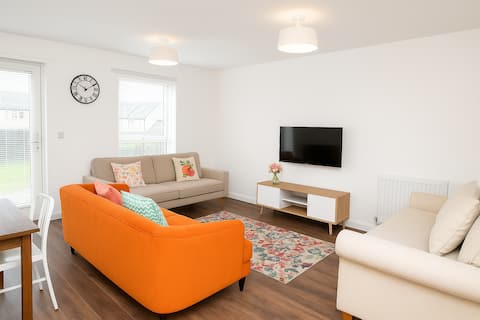 Successful Airbnb property: Bright 4 bed Home-10 mins to City Centre w parking in Almond