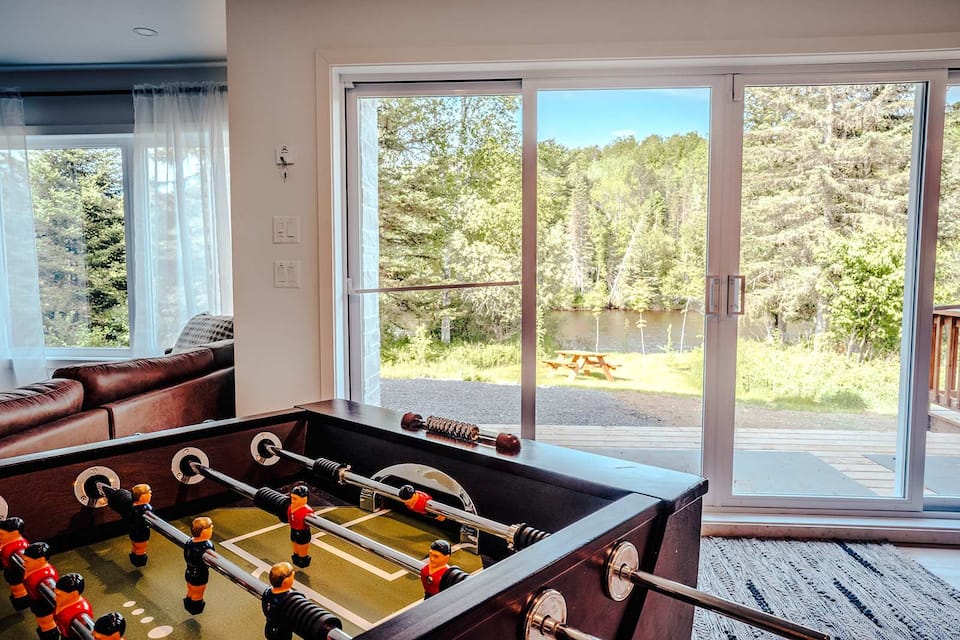 A bright chalet on the Rivière Rouge, Rivière-Rouge, Quebec, Canada, photo 9 of 10