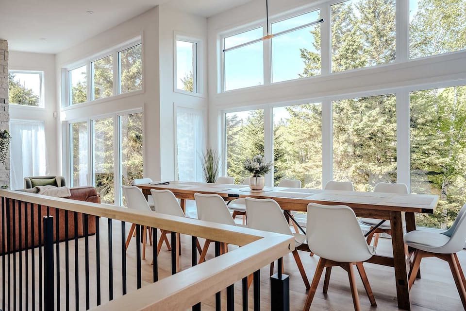 A bright chalet on the Rivière Rouge, Rivière-Rouge, Quebec, Canada, photo 5 of 10