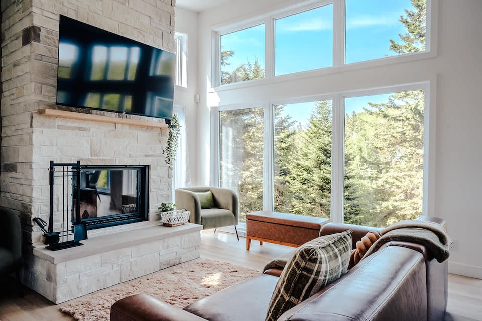 A bright chalet on the Rivière Rouge, Rivière-Rouge, Quebec, Canada, photo 1 of 10