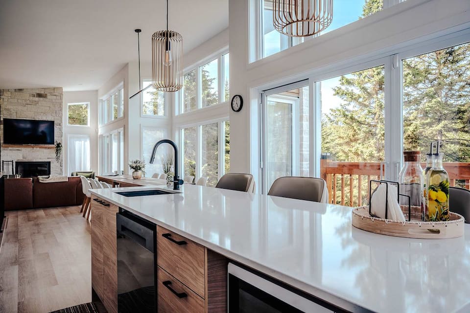 A bright chalet on the Rivière Rouge, Rivière-Rouge, Quebec, Canada, photo 7 of 10