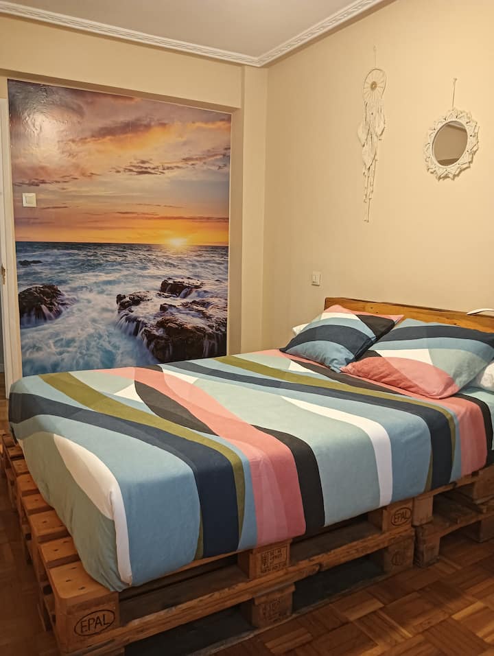 חדר שינה שני עם מיטה זוגית 