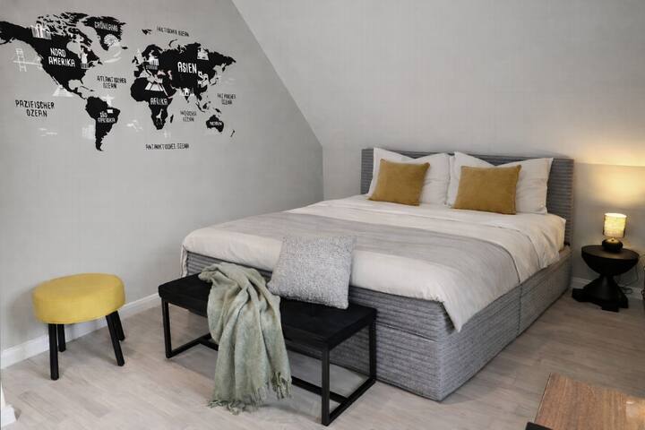 Moderne kamer met een queensize boxspringbed van 1,60 m breed.