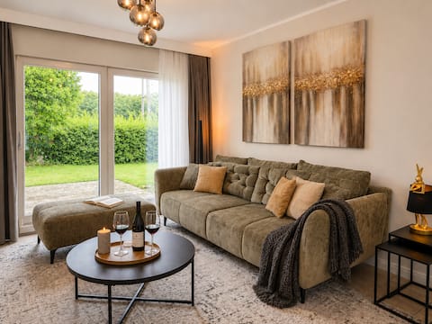 Guest house with large garden and parking space