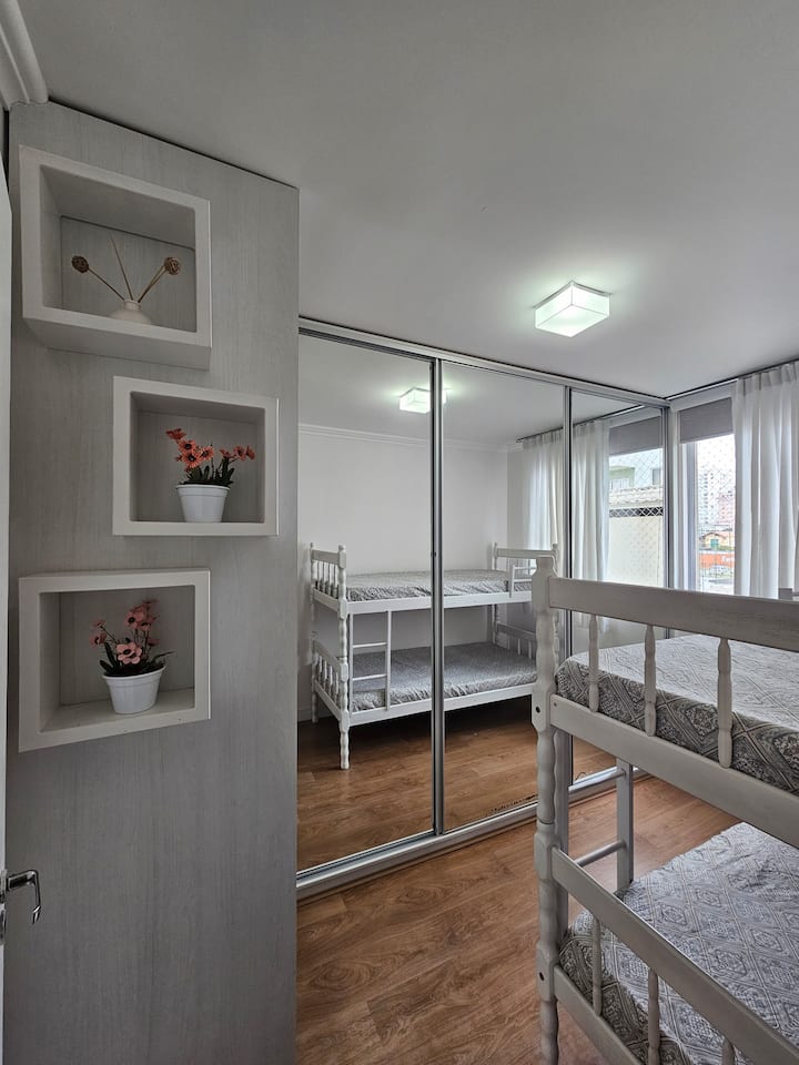 Dormitorio con litera y ventilador portátil 