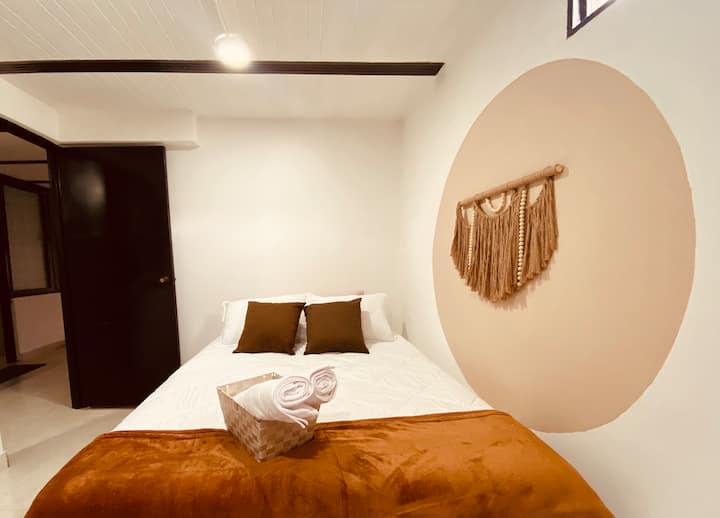 Esta habitación no tiene baño privado, pero apenas sales de ella a mano derecha esta el baño.