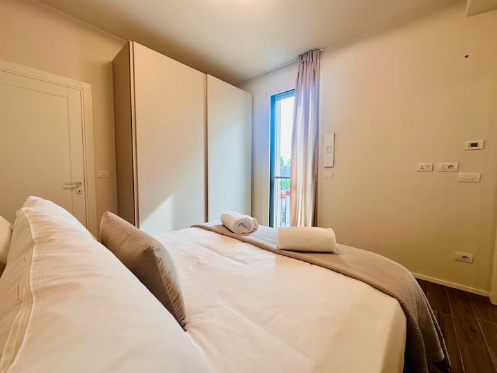 DRUHÁ SPÁLŇA s pohodlnou manželskou posteľou s matracom z pamäťovej peny a vrchným matracom, dvojitými vankúšmi a veľkou šatníkovou skriňou s policami a vešiakom.
Izba má záclony a elektronické zatemňovacie záclony.