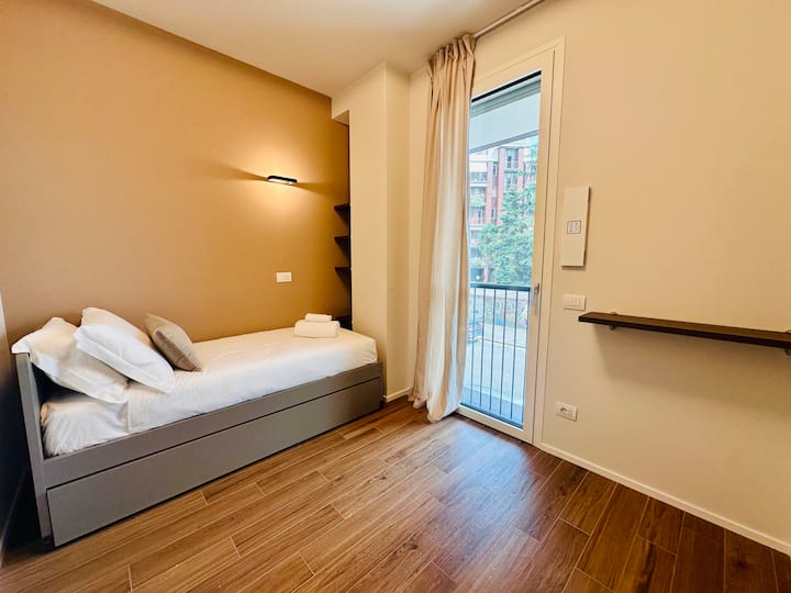 TRETIA SPÁLŇA s 2 jednolôžkami, obe s matracmi z pamäťovej peny, dvojitými vankúšmi, stolíkom, knižnicou a pohodlnou šatníkovou skriňou.