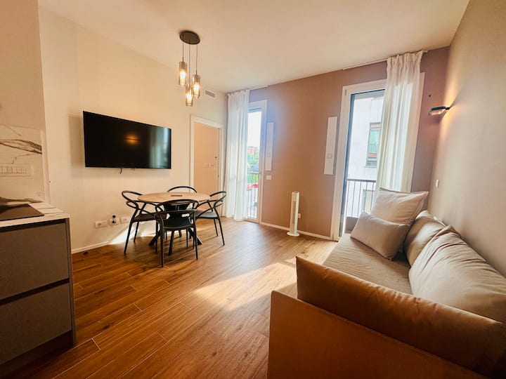 DRUHÁ OBDÝVACIA ZÓNA s pohodlnou pohovkou, ktorá sa dá rozložiť na rozkladaciu pohovku (s rozmermi 160 x 190 cm).
 Inteligentná TV.
Elektronické zatemňovacie rolety.
DRUHÁ plne vybavená otvorená kuchyňa.
Obedový stôl.