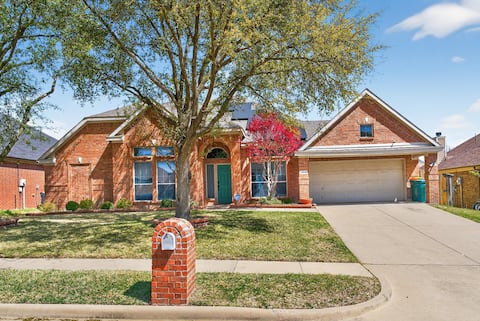 Cedar Hill Retreat• Sleeps 14 Near AT&T & Downtown