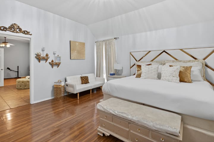 Relájese en esta hermosa cama king de estilo victoriano y vea una película o su programa favorito.