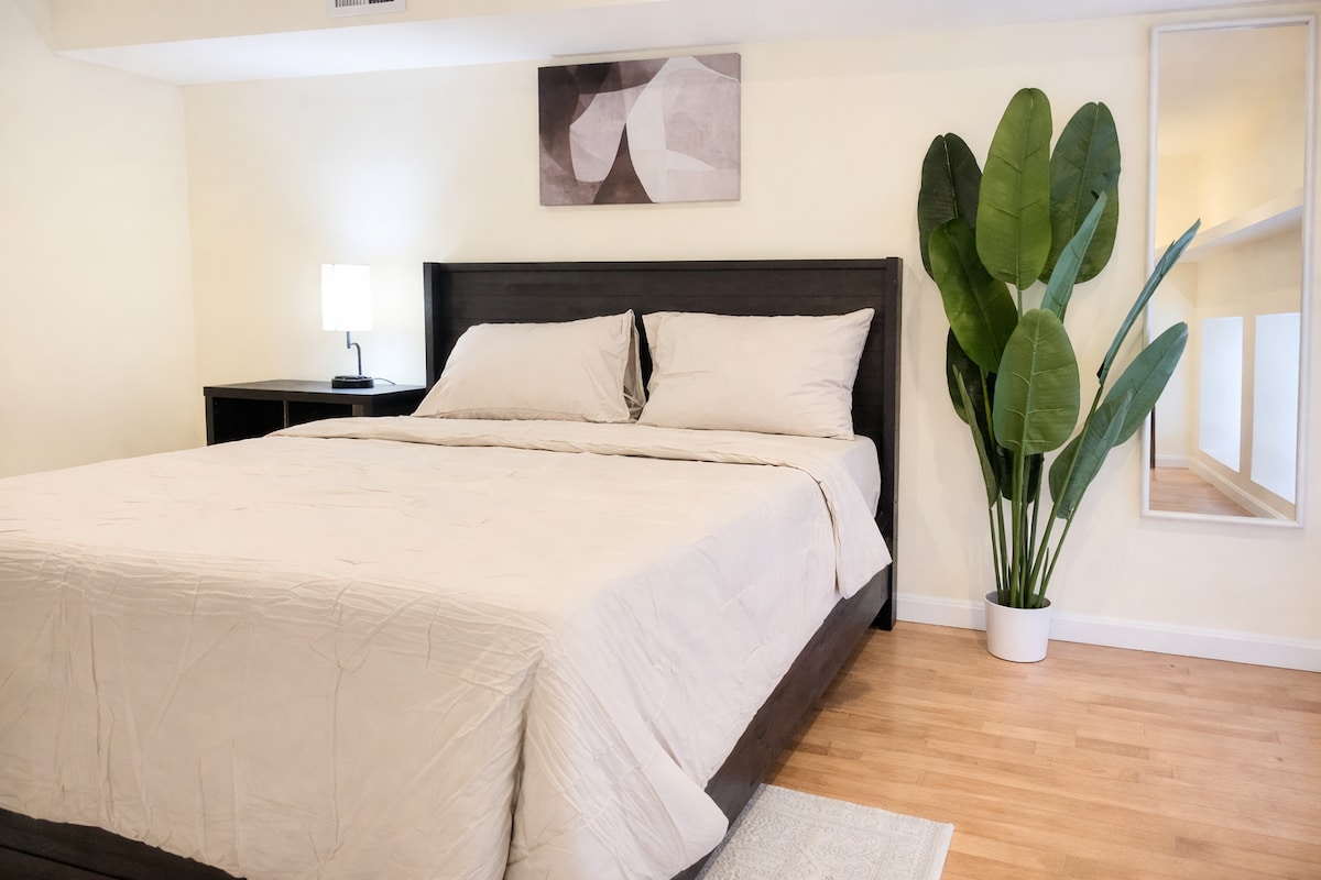 Popular Airbnb listing: Downtown - Entire Apartment - 2 Bedrooms, 1 Bath in Downtown