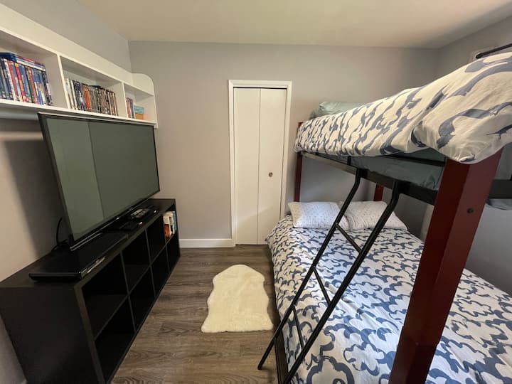 双层床和娱乐中心，提供各种适合儿童观看的电影。 