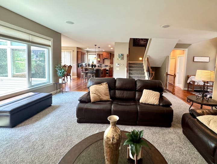 Spacious Home With Entertainment - Cedar Rapids, IA