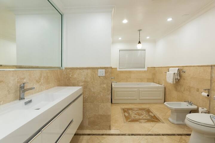 LUXURIOUS 3BED HOME IN THE CENTER OF BEVERLY HILLS gallery image 5