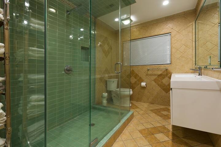 LUXURIOUS 3BED HOME IN THE CENTER OF BEVERLY HILLS gallery image 4