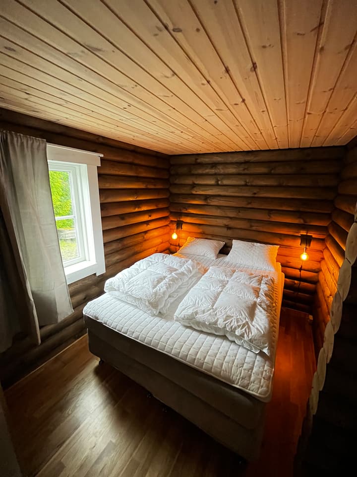 Glavna spavaća soba. Bračni krevet širine 150 cm. 