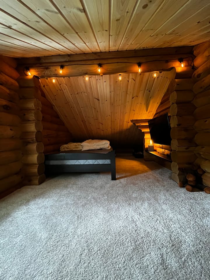 Na katu se nalazi loft. „Privatni” prostor s vlastitim TV-om i bračnim krevetom širine 120 cm. Tu je i dodatni madrac, ako želite da u potkrovlju spavaju 3 osobe. 