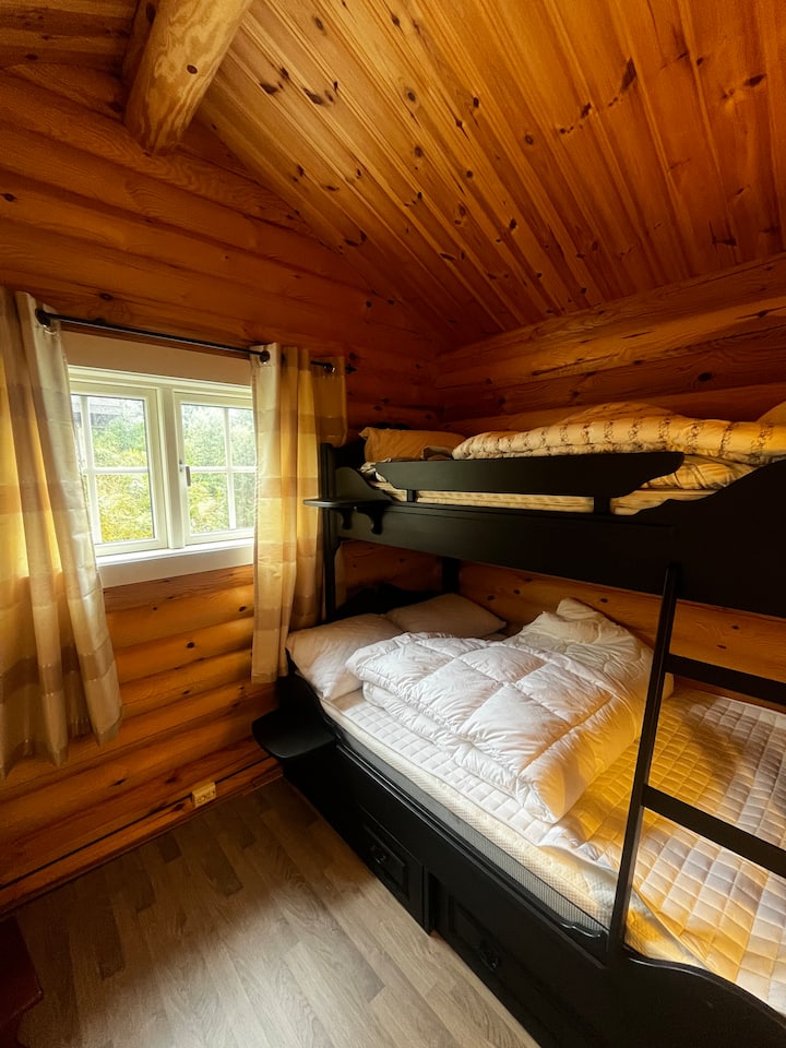 120 cm ispod i 90 cm iznad. PS! Ova spavaća soba nalazi se u dodatnoj zgradi i nije dostupna ako ste manje od 8 ljudi. Ovo je za goste br. 9, 10 i 11. 